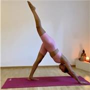 Soy instructora de yoga, doy clases hace 5 años, me gusta generar clases dinámicas y que se amolden a la necesidad de cada alumno.